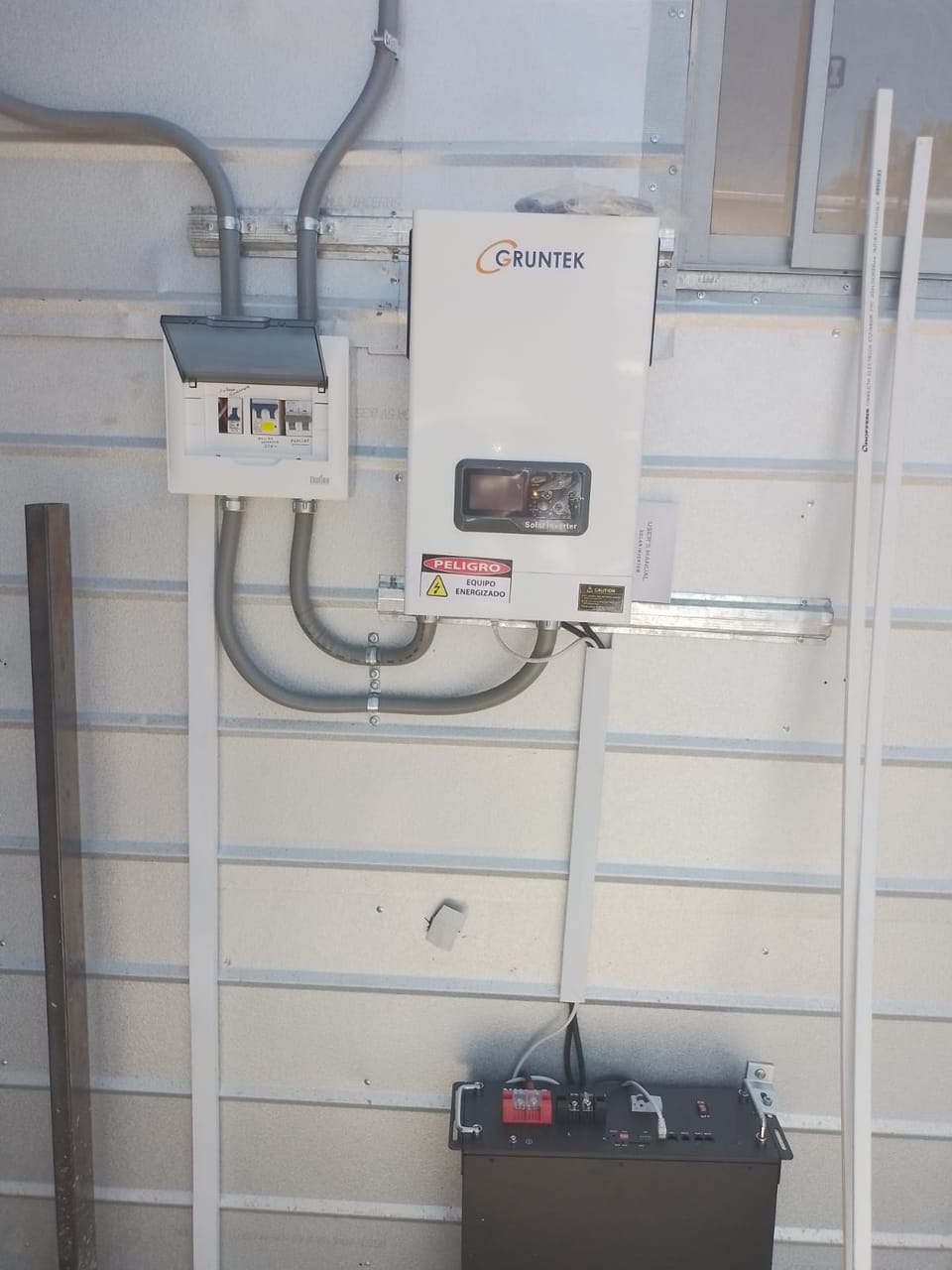 Tablero eléctrico con protecciones instalado junto al inversor