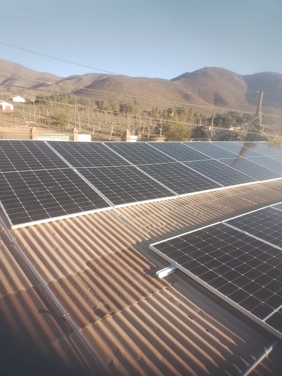Estructura metálica de paneles solares sobre bases de hormigón en terreno