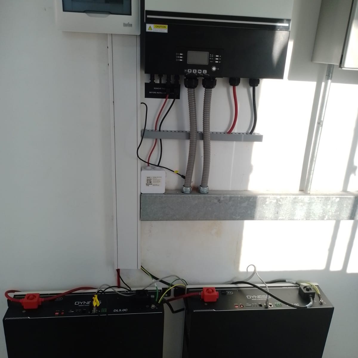 Inversor, banco de baterías Dyness y tablero eléctrico de una instalación para Agua Potable Rural