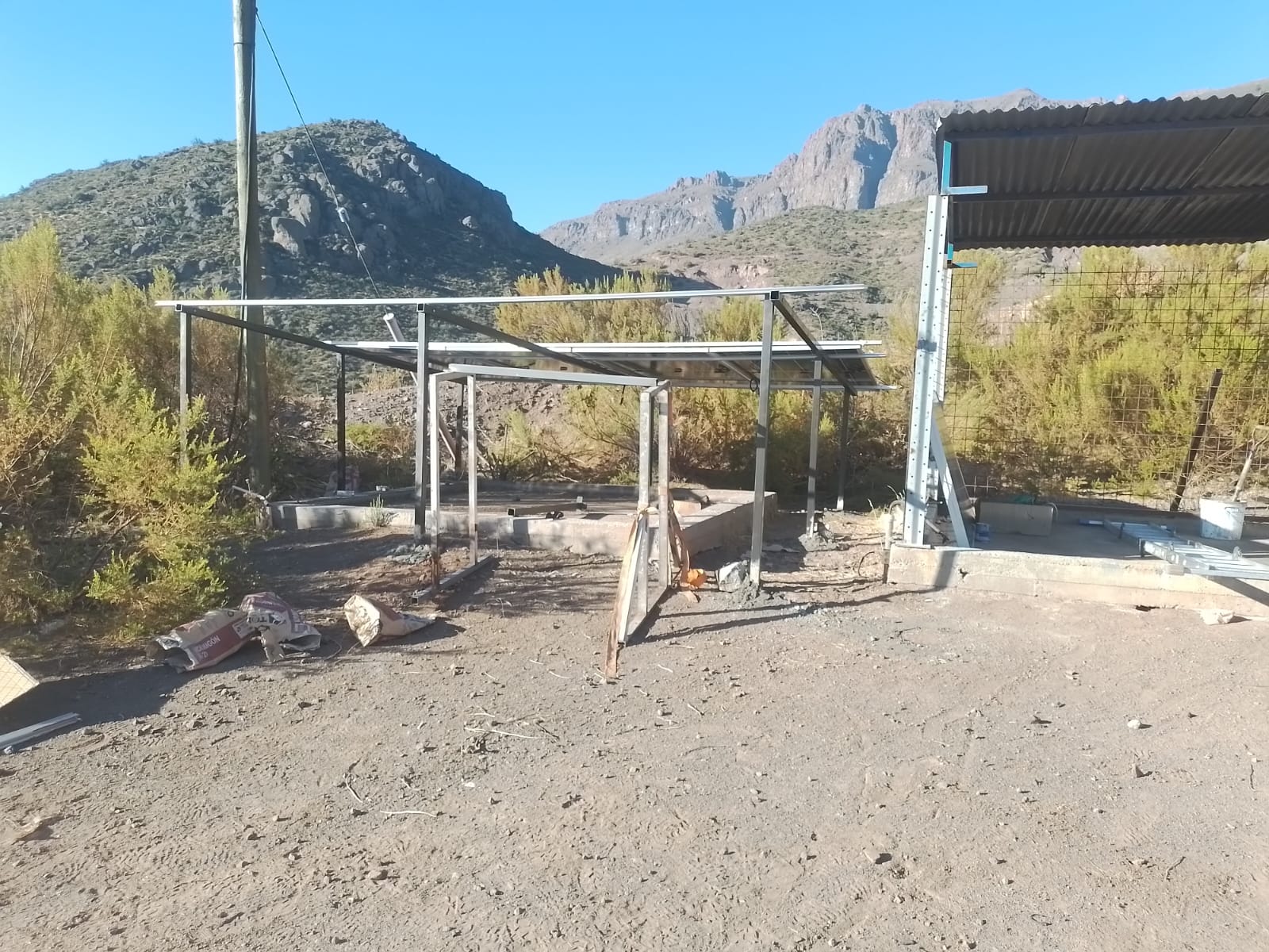 Estructura carport con paneles solares ya terminada