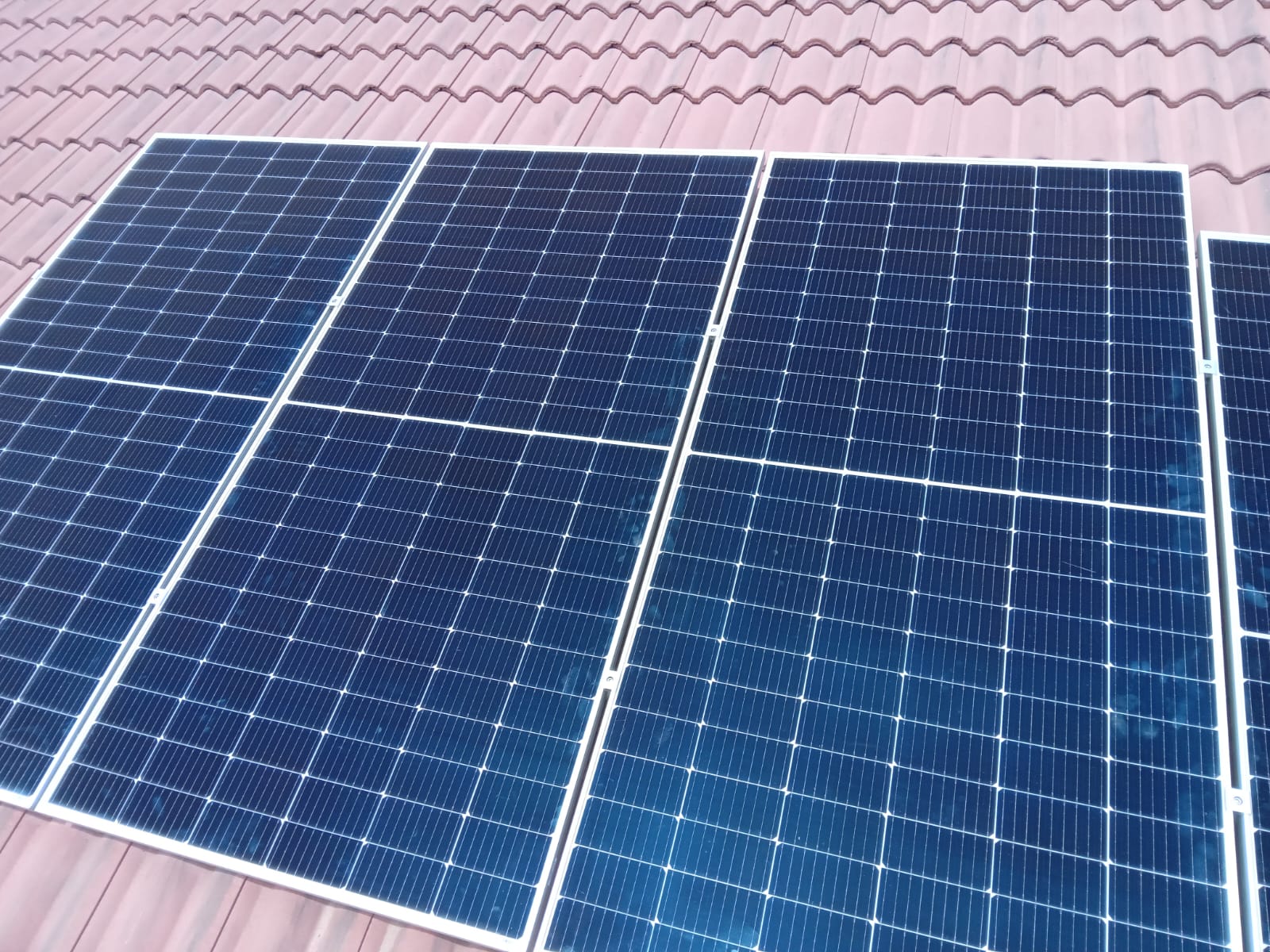 Paneles solares instalados sobre techo de tejas de una vivienda