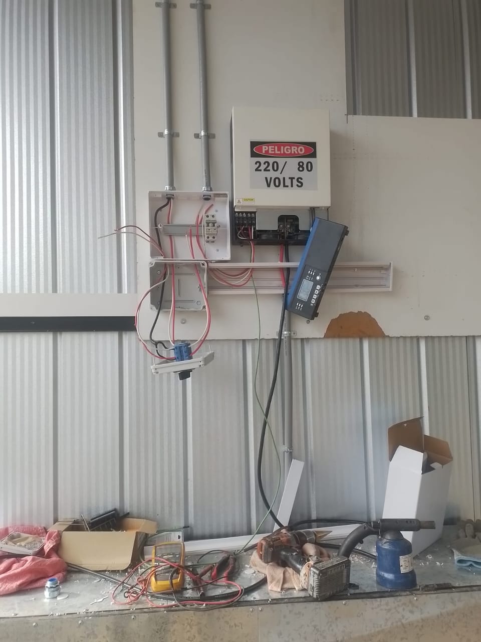 Técnico instalando paneles solares sobre estructura, con chaleco de la empresa
